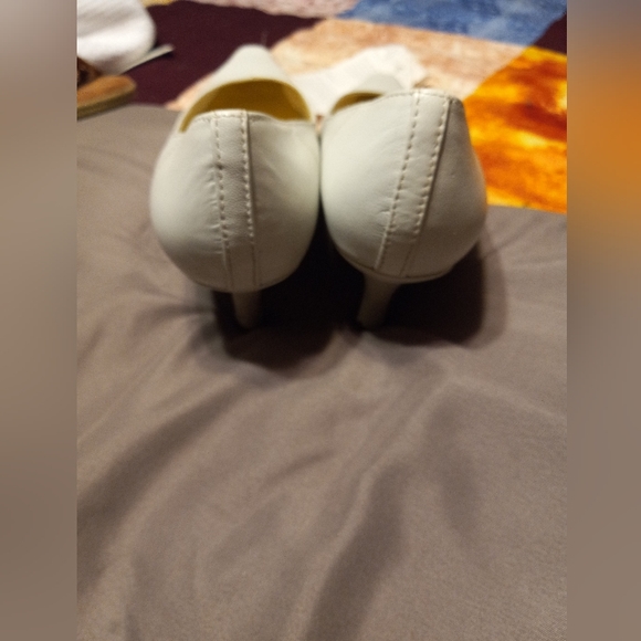 Bella Vita Soft Off White Pointed Toe Heels - Picture 3 of 4